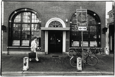 401799 Gezicht op de voorgevel van dancing De Dietsche Taveerne (Oudkerkhof 29) te Utrecht.